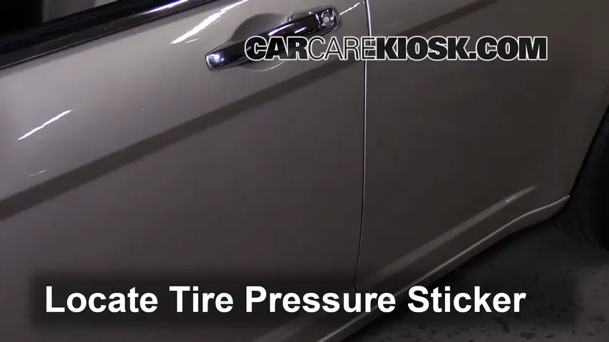 2013 Chrysler 200 Limited 3.6L V6 FlexFuel Sedan Tires & Wheels Check Tire Pressure